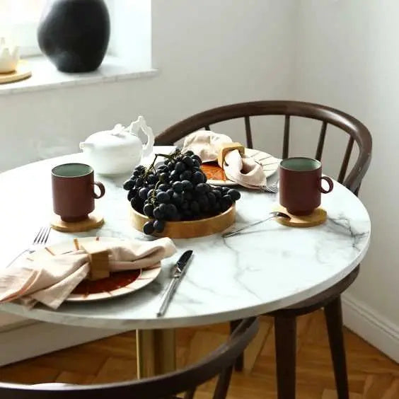 Coupe à fruits en chêne massif garnie de raisin sur une table de petit-déjeuner
