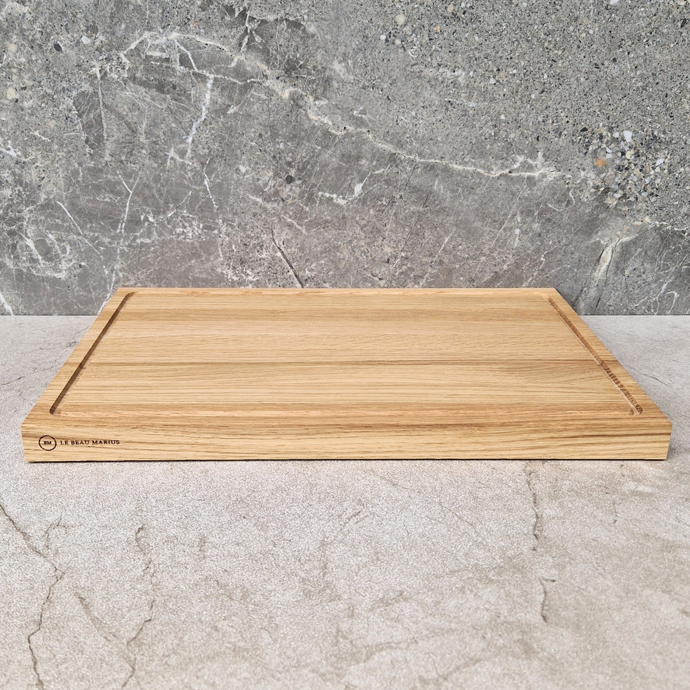 Planche en chêne massif 40×30 cm avec rainure sur un plan de travail en marbre