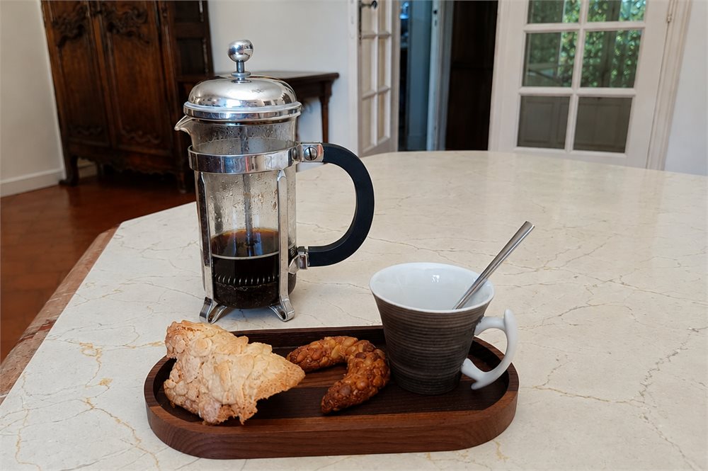 Plateau de service en frêne thermotraité avec cafetière, tasse et viennoiseries