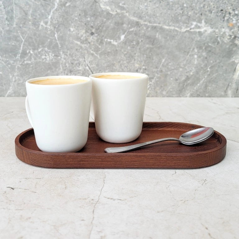 Deux tasses sur le plateau de service ovale en frêne thermotraité Le Beau Marius